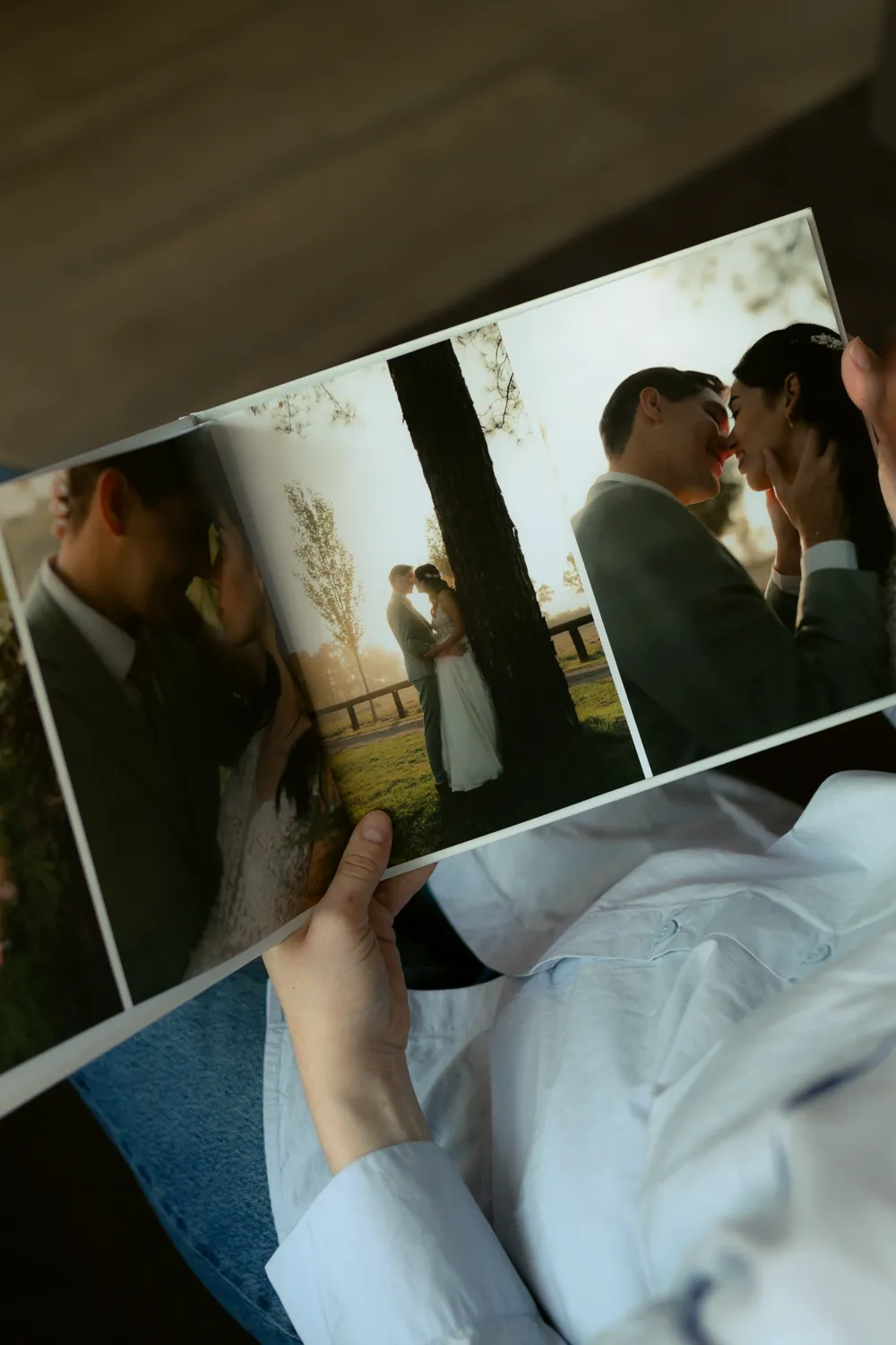 Álbum de boda impreso abierto en las manos
